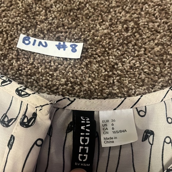 2/$20 Size 6. Buttons up back - Picture 4 of 6